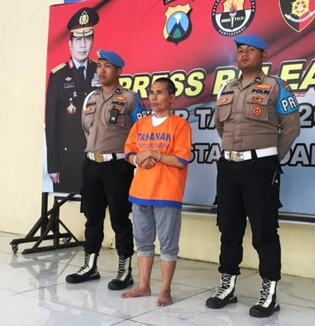 DIBEKUK: M Sholikin tipu korban ratusan juta rupiah. (ZAINUL FAJAR/RADAR SIDOARJO)