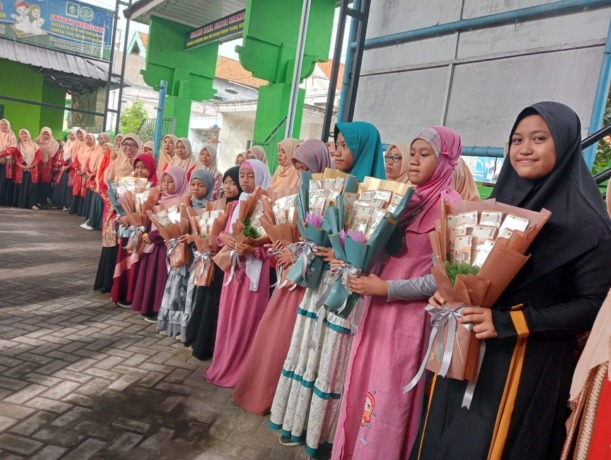 SELAMAT: Kepala MI Sunan Ampel 2 Trosobo Lilik Chizbiyah S.Ag memberikan hadiah atas prestasi dalam kegiatan bulan Ramadan.
