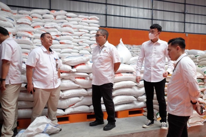 SIDAK : Petugas Satgas Pangan saat melakukan pemeriksaan gudang Bulog.