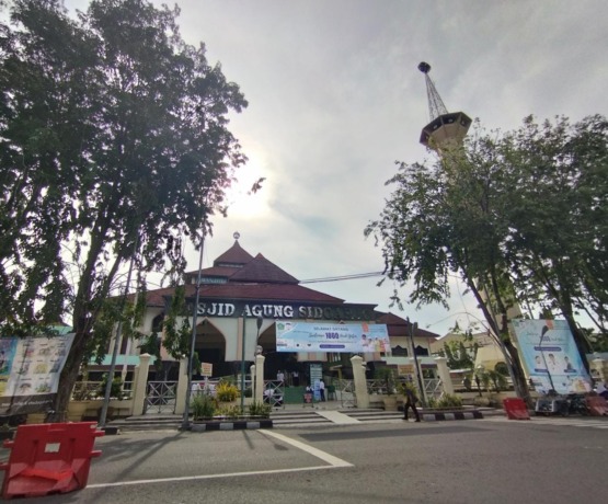BAKAL RAMAI: Masjid Agung Sidoarjo yang menjadi lokasi salat Idul Fitri. (ANNISA FIRDAUSI/RADAR SIDOARJO)
