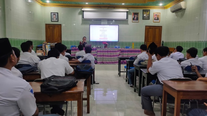 FOKUS: Para siswa SMK YPM 1 Taman saat mengikuti kegiatan Save The Children Indonesia program pelatihan kesiapan kerja dipandu narasumber Yudha Arizal, S.Pd. (ANAS/RADAR SIDOARJO)