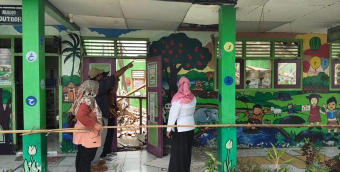 SEGERA DIPERBAIKI: Salah satu bangunan sekolah yang mengalami kerusakan berat.