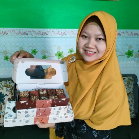 KREATIF: Salah satu pelaku UMKM di Sidoarjo.