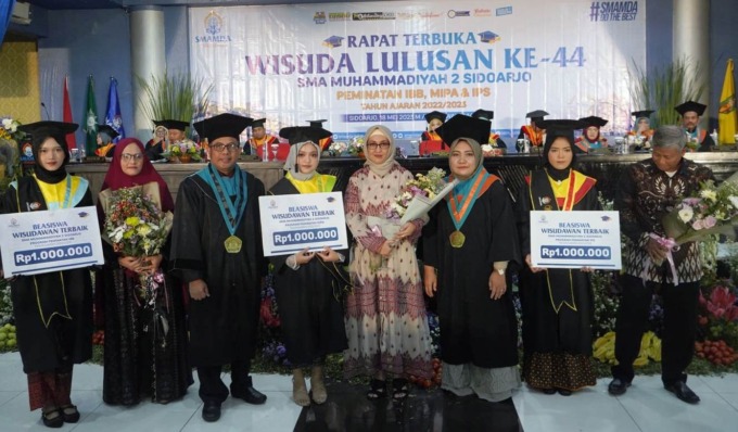 CERDAS: Kepala SMA Muhammadiyah 2 Sidoarjo, M Zainul Arifin bersama tiga wisudawati yang mendapatkan beasiswa sebagai wisudawati terbaik