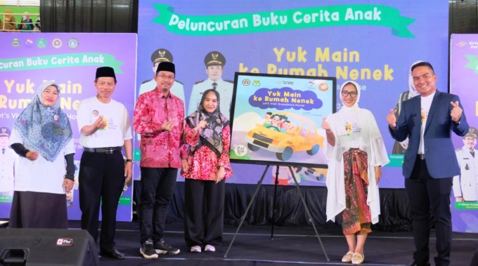 SINERGIS: Bupati Sidoarjo H. Ahmad Muhdlor, S.IP, Bunda PAUD Sidoarjo, Hj Sa’adah Ahmad Muhdlor, S.Hum, Kepala Dinas Pendidikan dan Kebudayaan Dr. Tirto Adi, M.Pd serta Direktur Penerbit Erlangga menandatangani bersama Giant Book “Ayo Main ke Rumah Nenek