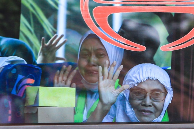 PENUH HARU: Calon Jemaah Haji (CJH) saat pemberangkatan haji dari Pendapa Delta Wibawa. (DOK/RADAR SIDOARJO)