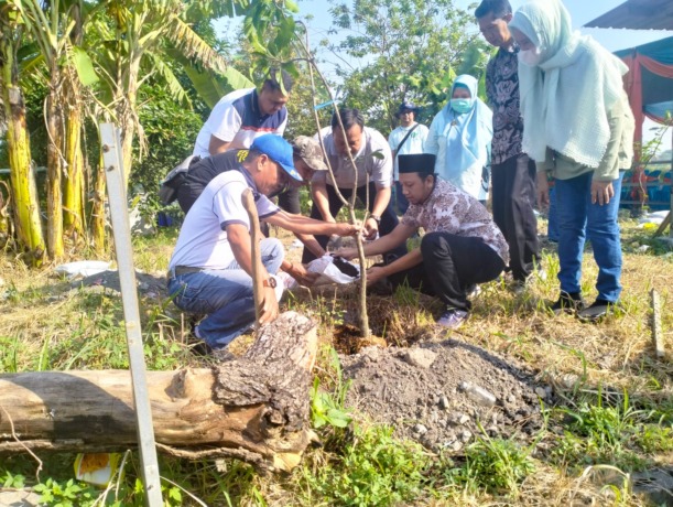 PEDULI: Kepada Desa Kebonsari Muhammad Chuzaini dibantu Ketua RT 08 Sartana dan Kepala Bidang Pelayanan Kesehatan Masyarakat (Dinkes) Kabupaten Sidoarjo Sri Andari dan Kepala IDI Cabang Sidoarjo Dr. Nugroho Eko Wirawan beserta warga saat penanaman pohon b