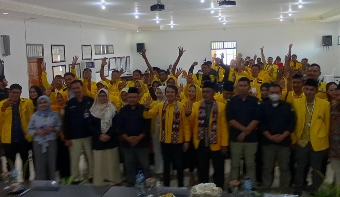 KOMPAK: Golkar Sidoarjo saat pendaftaran bacaleg di KPU Sidoarjo.