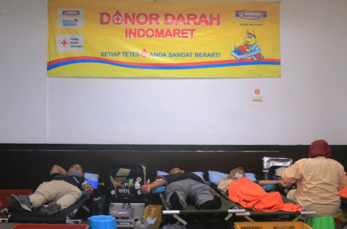 PEDULI: Kegiatan donor darah di Kantor Cabang Indomaret Surabaya.
