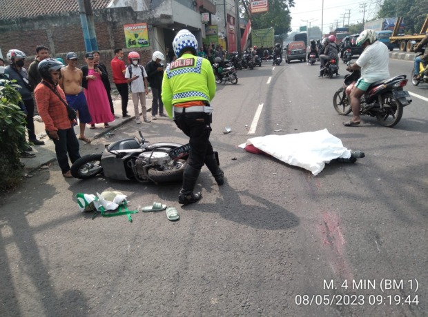 CARI BUKTI: Polisi saat melakukan olah TKP di lokasi kecelakaan. (IST)