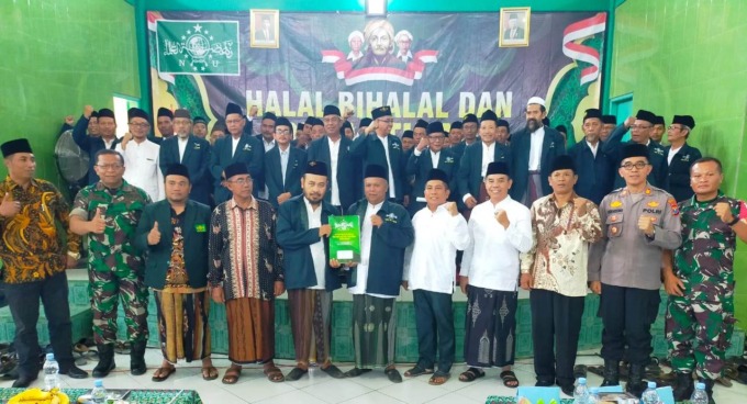 KOMPAK: Foto bersama pengurus dan seluruh anggota MWC NU Jabon, Camat, dan Forkopimka setelah prosesi pelantikan.