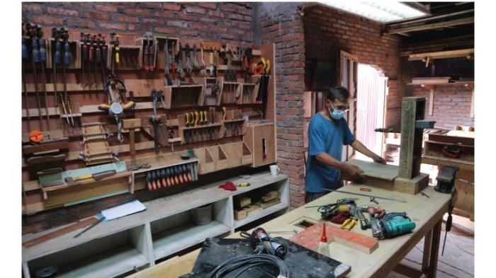 KREATIF: Proses pembuatan sepeda kayu Kikajeng yang dilakukan di Sedati. (IST)