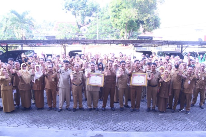 SINERGIS: Penandatanganan komitmen bersama pencanangan zona integritas menuju WBK/WBBM diikuti oleh seluruh pegawai di lingkungan dua dinas.