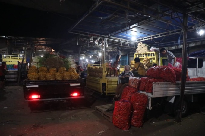 BIAR RAPI: Para pedagang sudah mulai menata dagangannya persiapan relokasi. (IST)