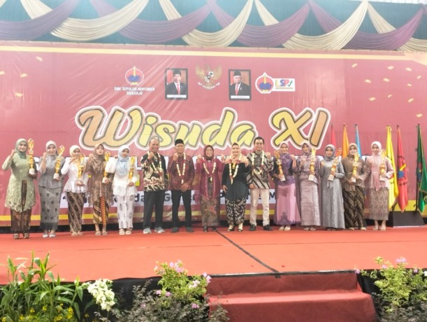 FOTO BERSAMA: Ketua Yayasan Purnama Hj.Misti Harisasih,SE.,MM (tengah baju merah) didampingi Kepala SMK Sepuluh Nopember Ratih Wulansari S.Si M.Pd  bersama siswa berprestasi.