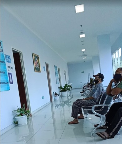 BAKAL MENINGKAT: Pelayanan di Rumah Sakit Sidoarjo Barat saat pasien sedang menunggu di poli rawat jalan. (IST)