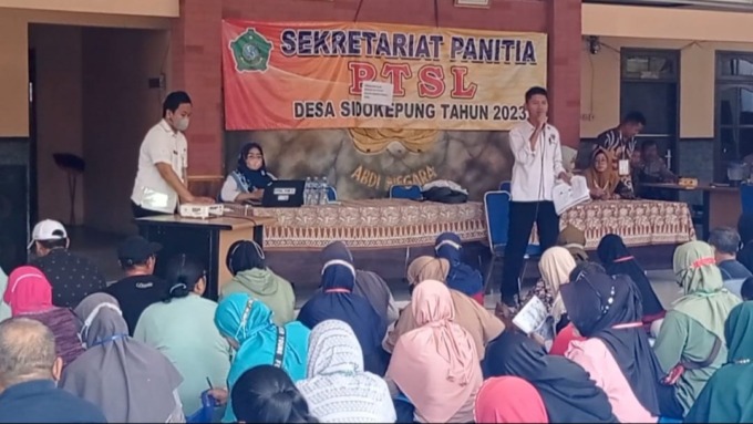 SIAGA: Panita PTSL tetap melakukan aktivitasnya daĺam sosialiasi penulisan blangko di Balai Desa Sidokepung, Rabu (24/5). (ZAINUL FAJAR/RADAR SIDOARJO)