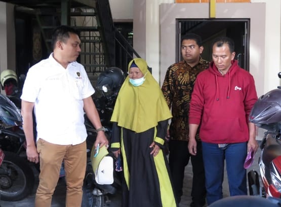 SAKSI: Wiwik Winarti didampingi oleh kuasa hukumnya saat menghadiri panggilan dari Satpol PP. (ZAINUL FAJAR/RADAR SIDOARJO)