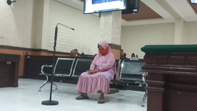 MENGAKU: Masriah pelaku pelempar kotoran saat jalani sidang tipiring di PN Sidoarjo. (ZAINUL FAJAR/RADAR SIDOARJO)