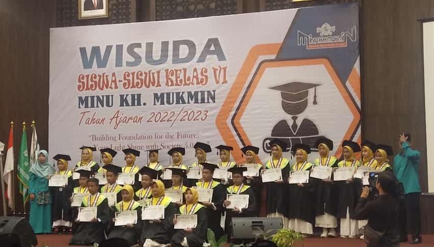 BANGGA: Para siswa penghafal Alquran MINU KH Mukmin Sidoarjo saat wisuda.