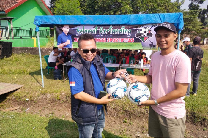 HM Syarif Hidayatullah ST MMT (Gus Sentot) menyerahkan bantuan bola pada turnamen JFC U-14 di lapangan Curahmalang Sumobito (28/5).