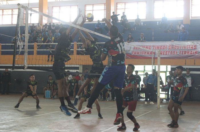 Pertandingan tim Ngusikan (hitam) dan Perak di GOR Merdeka Jombang,  dalam turnamen bola voly yang digelar karang taruna Kabupaten Jombang Kamis (15/6)