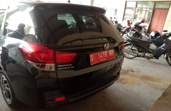 Mobil pelat merah ini tengah dikendarai Abdul Wahab, Sekretaris DLH Jombang saat terlibat kecelakaan di depan gang masuk ke kantor ini.