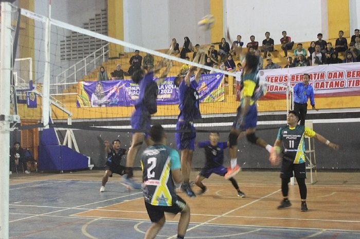 Pertandingan voli tim putra  megaluh (biru putih) melawan tim putra Kecamatan Kabuh, Jumat (17/6)