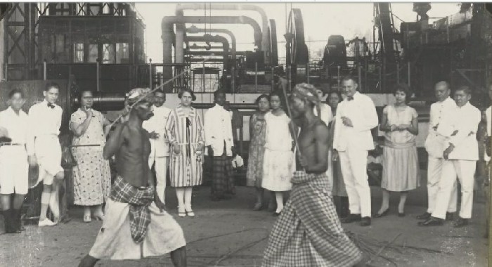 Ritual duel pemain kesenian Ujung bersenjata tongkat rotan saat selamatan buka giling PG Tjoekir 1935