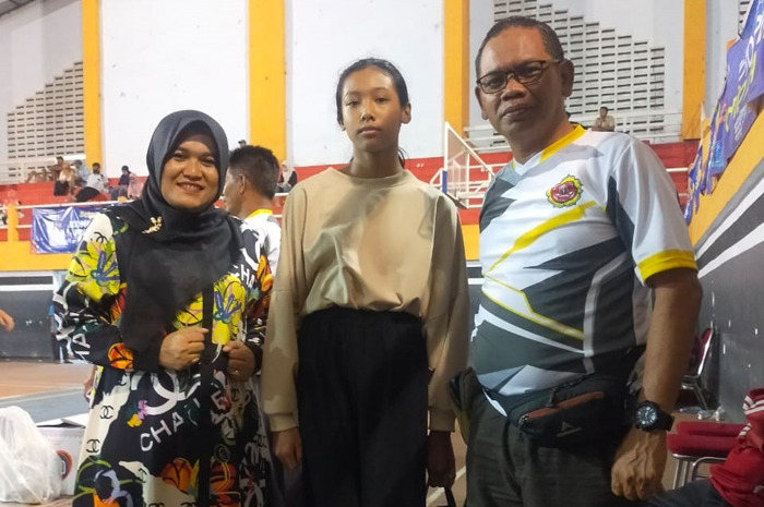 Made Naya Kumala Andini (tengah) pemain termuda di Turnamen Voli Bupati Cup 2023 berfoto bersama Ketua Karang Taruna Jombang (kiri) dan Kades Galengdowo (kanan)