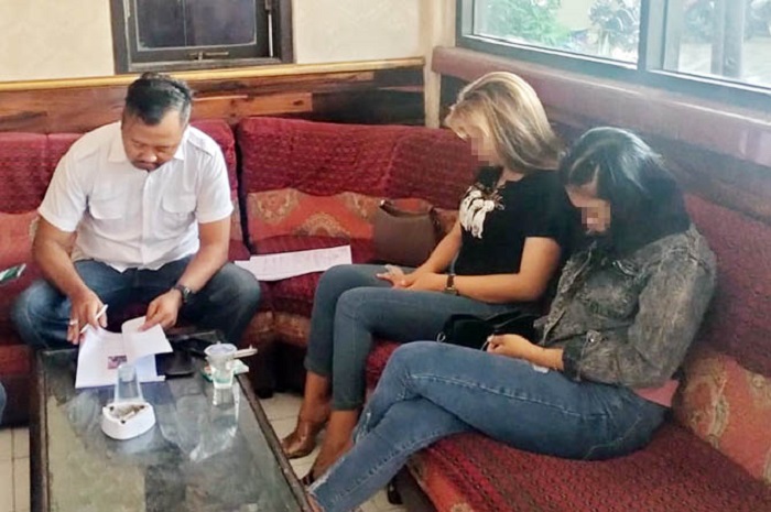 Dua PSK saat didata di Mako Polsek Prigen, sebelum disidang di PN Bangil, Senin (19/6)