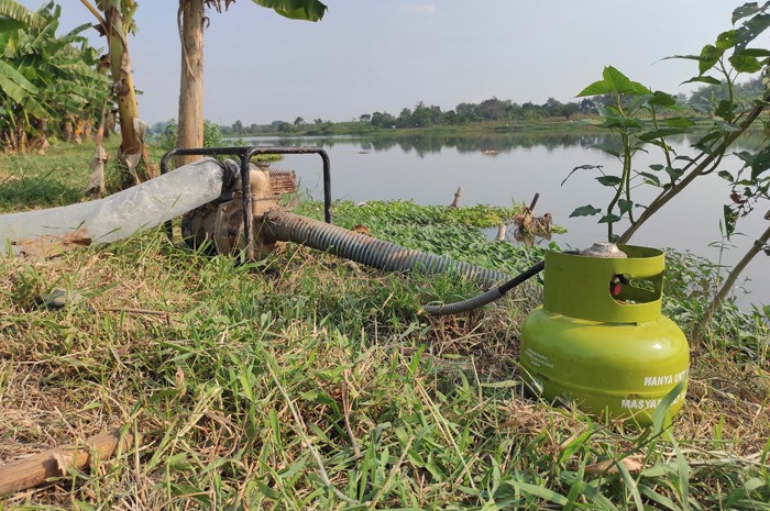 Petani di Desa Turipinggir menggunakan tabung elpiji melon untuk bahan bakar diesel menyiram tanaman.