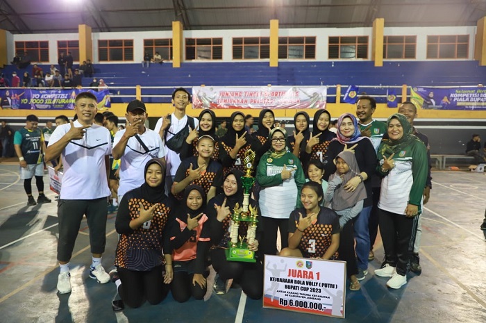 Bupati Jombang berfoto bersama tim voli putri dari Kecmatan Jombang yang jadi juara.