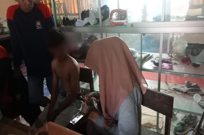 Dua remaja mesum usai diamankan petugas damkar di Pos Damkar Ngoro