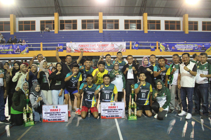 Juara turnamen bola voli bupati Jombang cup 2023 berfoto usai kegiatan
