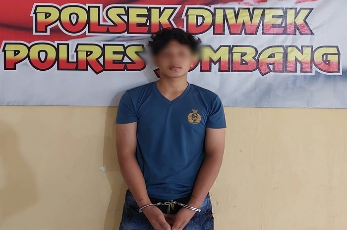 Ramadhan Eka, pelaku penjambretan di Desa Keras, Kecamatan Diwek saat diamankan di Mapolsek Diwek