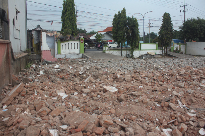 Bangunan puskesmas di Jombang ini dibongkar sebelum lelangnya selesai