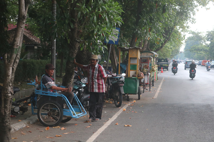 pedagang kaki lima di sepanjang Jl Presiden Kh Abdurrahman Wahid ini akan direlokasi ke Stadion Merdeka Jombang karena terdampak proyek rehabilitasi trotoar.