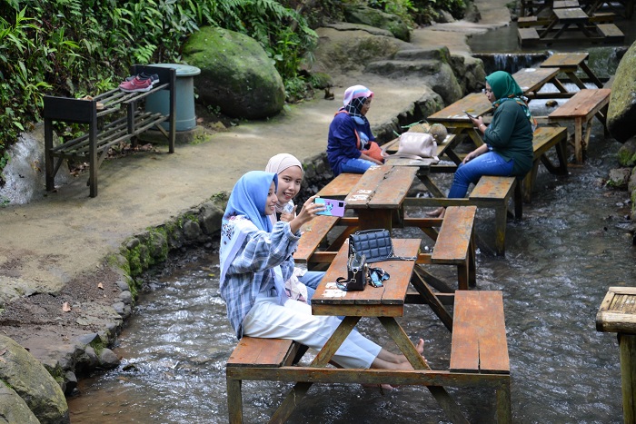Di wisata Sumber Biru, pengunjung bisa makan minum dan bersantai sambil berendam kaki di sungai.