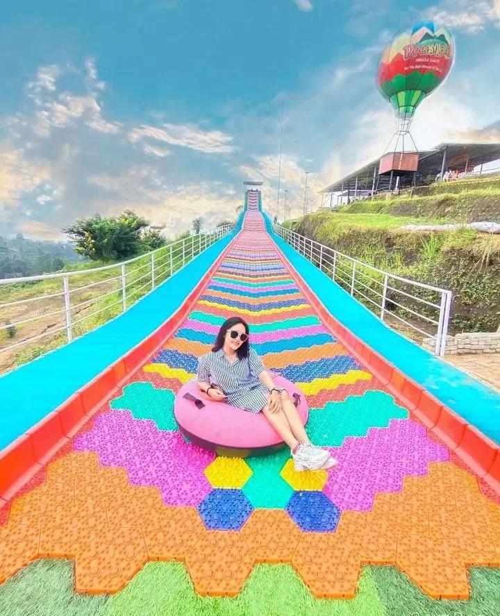 Salah satu spot wisata di Wonosalam, lokasinya di Duran-Duren. Selain seluncuran, ada pula penginapan hingga kolam renang untuk keluarga