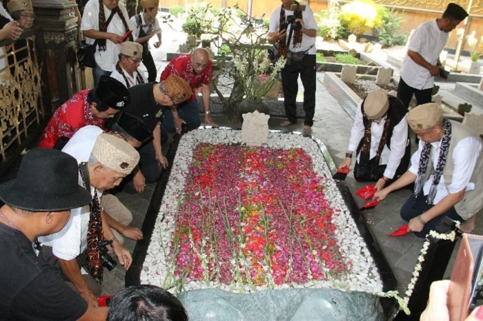 Ratusan umat Tionghoa dari Semarang, Surabaya dan Jombang menggelar ritual cengbeng (ziarah) ke Makam Gus Dur, Sabtu (24/6)