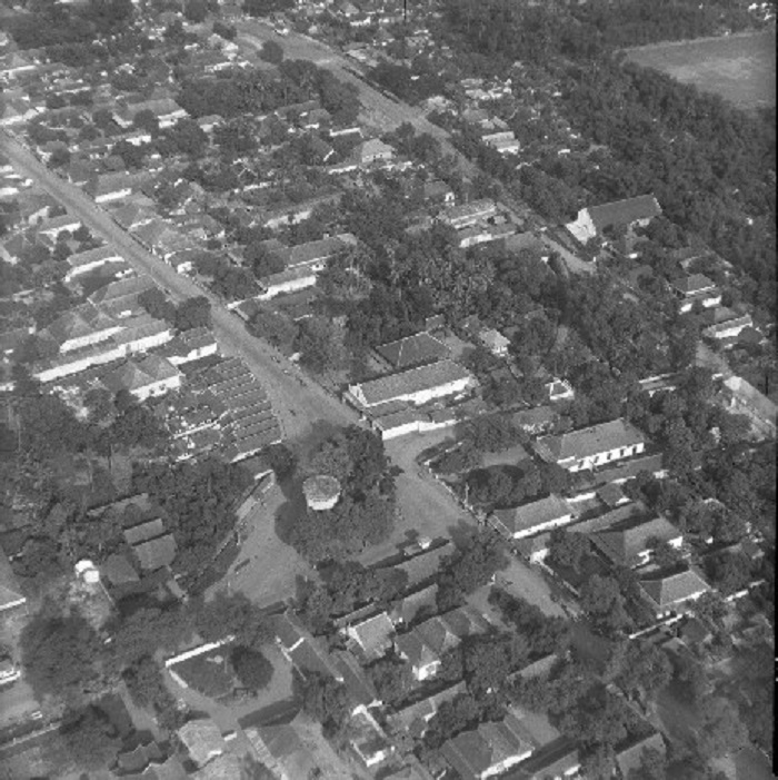 Foto simpang ringin contong dan Djalan Kediri yang Sejak 1966 menjadi Jl Ahmad Yani Jombang