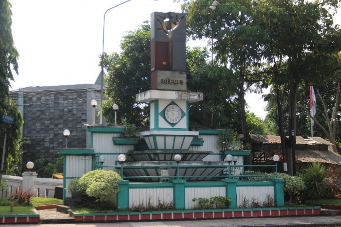 Kondisi tugu adipura di samping Gedung PKK Jombang yang tak terawat dan minim perhatian.