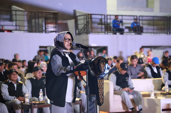 Bupati Jombang Hj Mundjidah Wahab memberikan sambutan dalam pembukaan Porseni tingkat Jatim di Stadion Merdekat Sabtu (24/6) malam