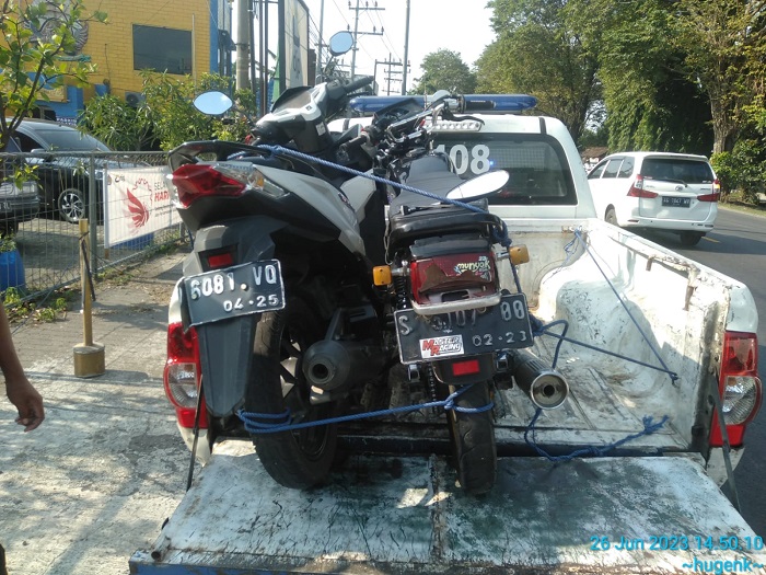 Dua sepeda motor yang terlibat kecelakaan saat dibawa ke Mako Satlantas Polres Jombang