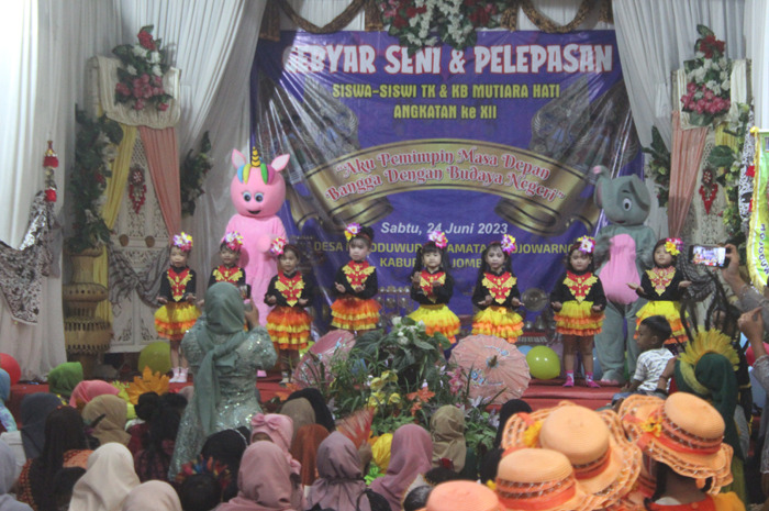 Penampilan siswa-siswi Permata Hati Mojoduwur