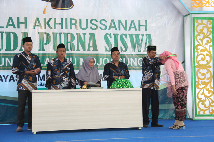 Kepala SMK Unggulan NU Mojoagung Zaenal Ma&rsquo;arif SE, SPd, MPdI mewisuda 277 siswa.