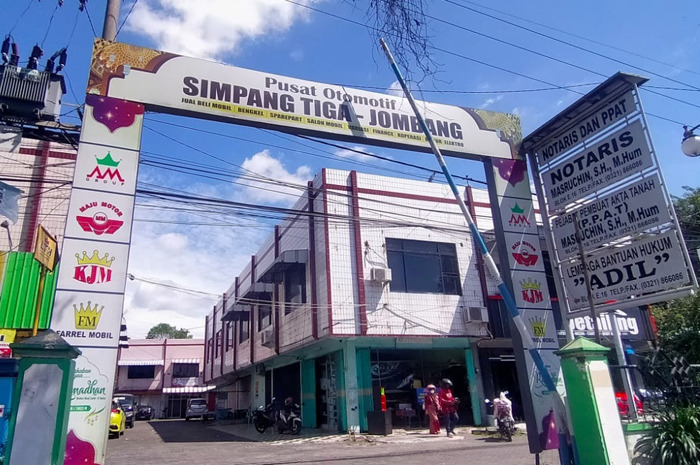 Ruko Simpang Tiga di Desa Mojongapit, Jombang ini adalah aset Pemkab Jombang. Namun, para penghuniny enggan membayar sewa hingga tunggakannya mencapai miliaran rupiah.