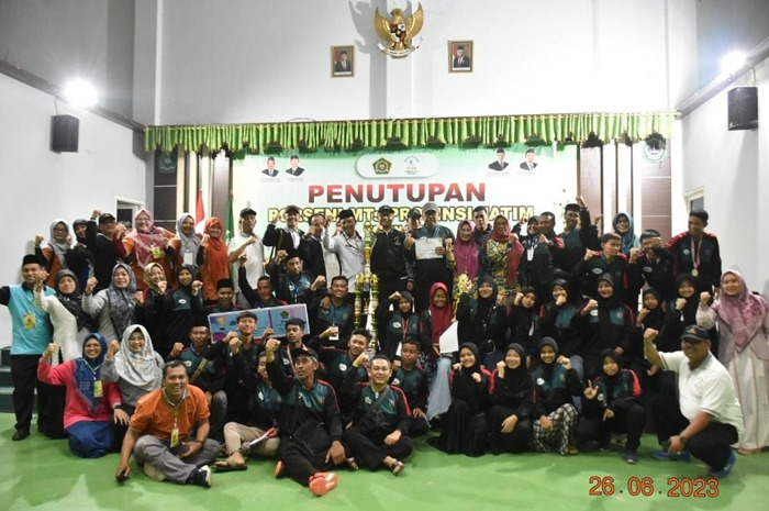 Kontingen Jombang merayakan kemenangan saat penutupan di MAN 4 Jombang