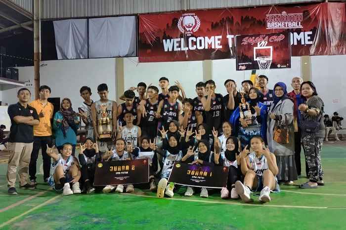 Tim basket SMAN Jogoroto meraih juara 1 Piala Bupati Jombang.